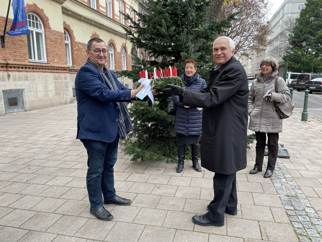 Adventkranz für Bezirksvorsteher Hannes Derfler, Brigittenau