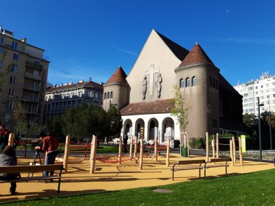 Ansicht Verklärungskirche vom Else-Feldmann-Park