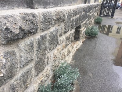 Sanierte Sockelmauer am Pfarrhaus