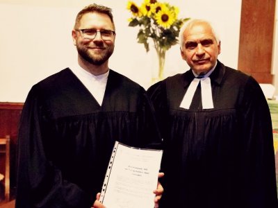 Der frischgebackene Lektor mit neuem alten Talar Lektor Thomas Kotrba-Holzbauer und Pfarrer Hannes Pitters